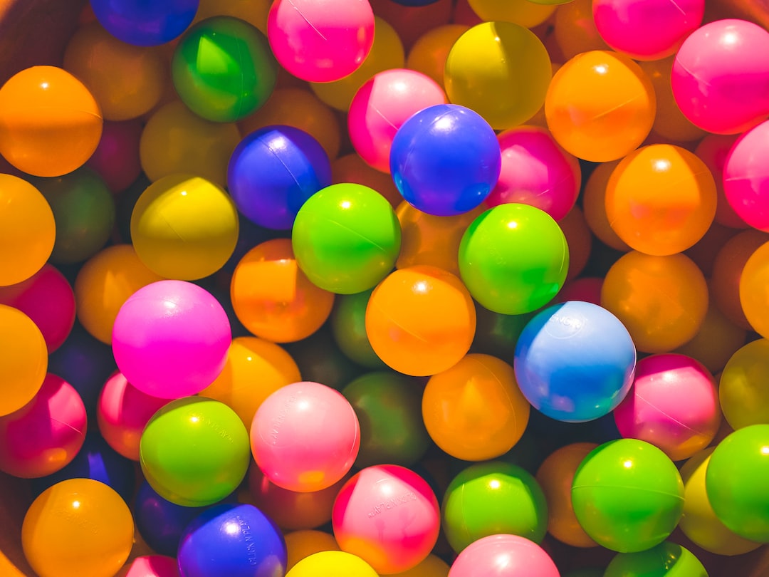 high angle photo of assorted color plastic balls 9IBqihqhuHc jpg