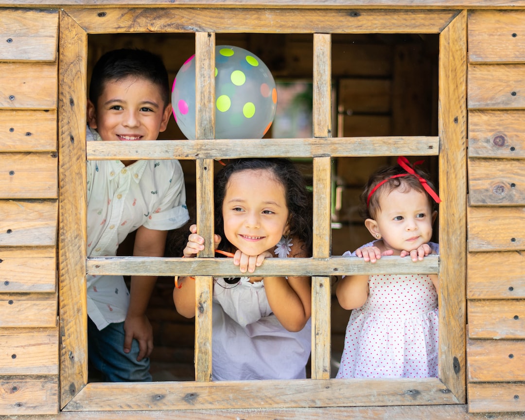 toddlers peeking on window c9mhvLTxa4Q jpg